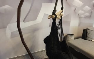 Stojan na závěsné křeslo – kovová výroba Kovový stojan na závěsné křeslo s moderní hexagonální základnou, práškový lak RAL 8019