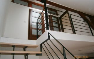 Kovové zábradlí a schodiště interiér Moderní kovové zábradlí na schodišti a galerii v interiéru. Zakázková výroba a montáž ocelového zábradlí.