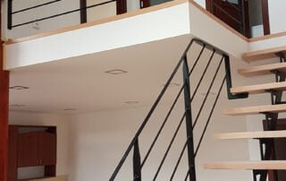 Kovové zábradlí schodiště a galerie Moderní kovové zábradlí na dřevěném schodišti a galerii v interiéru. Zakázková výroba zábradlí KOVKOM.