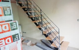 Realizace ocelového schodiště se zábradlím Zakázkové ocelové schodiště s dřevěnými stupni a kovovým zábradlím, realizace KOVKOM.