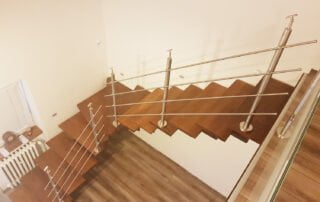 Schodiště nerezové a skleněné zábradlí Moderní dřevěné schodiště s nerezovým zábradlím a skleněnou balustrádou, realizace KOVKOM.