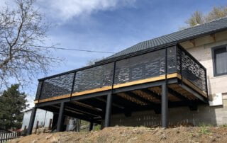 Zakázková ocelová terasa a zábradlí Moderní kovová terasa s perforovaným zábradlím a ocelovou nosnou konstrukcí na zakázku.