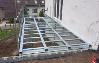 Montáž ocelové konstrukce terasy Zakázková výroba a montáž ocelové konstrukce balkonu nebo terasy. Robustní pozinkovaný rám před dokončením.