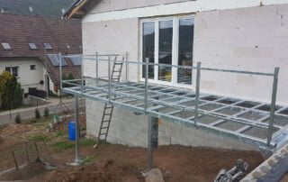 Montáž ocelové konstrukce terasy Montáž pozinkované ocelové konstrukce pro terasu či balkon u novostavby, realizace KOVKOM.