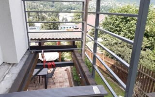 Kovové zábradlí a terasa montáž Instalace kovového zábradlí a nosné konstrukce terasy. Pohled na probíhající montáž zakázkové kovovýroby.