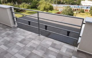 Ocelové zábradlí na terasu Zakázkové ocelové zábradlí na terasu s moderním designem, povrchová úprava šedým lakem, instalace KOVKOM.