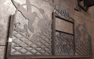 Kovové panely kolibřík ptáci Dekorativní kovové panely pro plot nebo bránu s motivem kolibříka a ptáků, zakázková výroba KOVKOM.