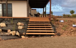 Venkovní schody dřevo ocel Venkovní dřevěné schody s ocelovou konstrukcí vedoucí k domu s terasou, realizace KOVKOM.