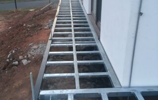 Montáž ocelové konstrukce terasy Montáž žárově zinkované ocelové konstrukce pro terasu u rodinného domu od KOVKOM.