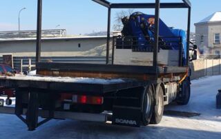 Doprava ocelové konstrukce na stavbu Velký černý ocelový rám pro zakázkovou kovovýrobu naložený na kamionu Scania připravený k dopravě na místo instalace.
