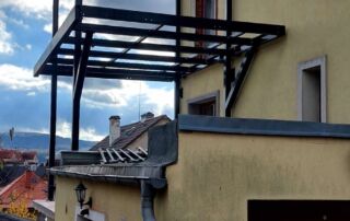 Ocelová konstrukce přístřešku Robustní ocelová konstrukce pro přístřešek nebo pergolu nad terasou rodinného domu, zakázková výroba KOVKOM.