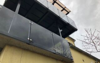 Realizace dvouúrovňového balkonu Kovkom Zakázkový dvouúrovňový balkon s moderním skleněným zábradlím a ocelovou konstrukcí, včetně zastřešení. Realizace KOVKOM.