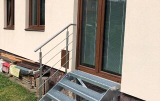 Venkovní ocelové schody s nerezovým zábradlím Nové venkovní ocelové schody na míru s pozinkovanými rošty a nerezovým zábradlím, instalace KOVKOM.