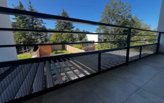 Moderní černé ocelové zábradlí na balkon s horizontálními pruty a mřížkovou výplní, zakázková výroba KOVKOM