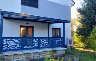 Kovový přístřešek a designové zábradlí Zakázkový kovový přístřešek a designové zábradlí na terasu s unikátním laserem řezaným vzorem.