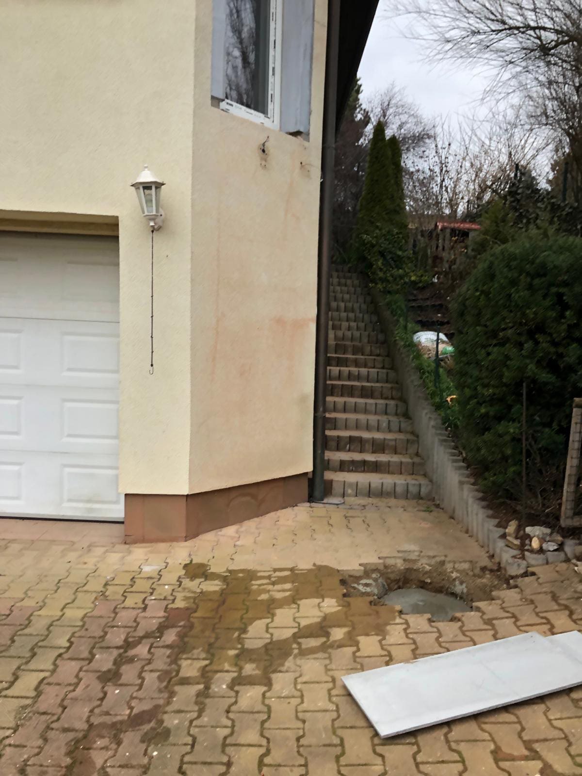 5cb62f52-4f23-4d53-9b0f-f1674f7039df Příprava pro betonování sloupku pro balkon