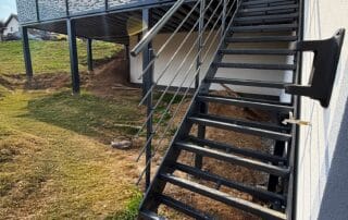 Kovová terasa, schodiště, zábradlí KOVKOM Realizace kovové terasy s perforovaným zábradlím a venkovního ocelového schodiště s nerezovým madlem od KOVKOM.