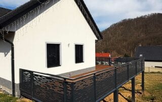 Terasy a přístřešky 21 Celkový pohled na dům a hotovou terasu z ulice
