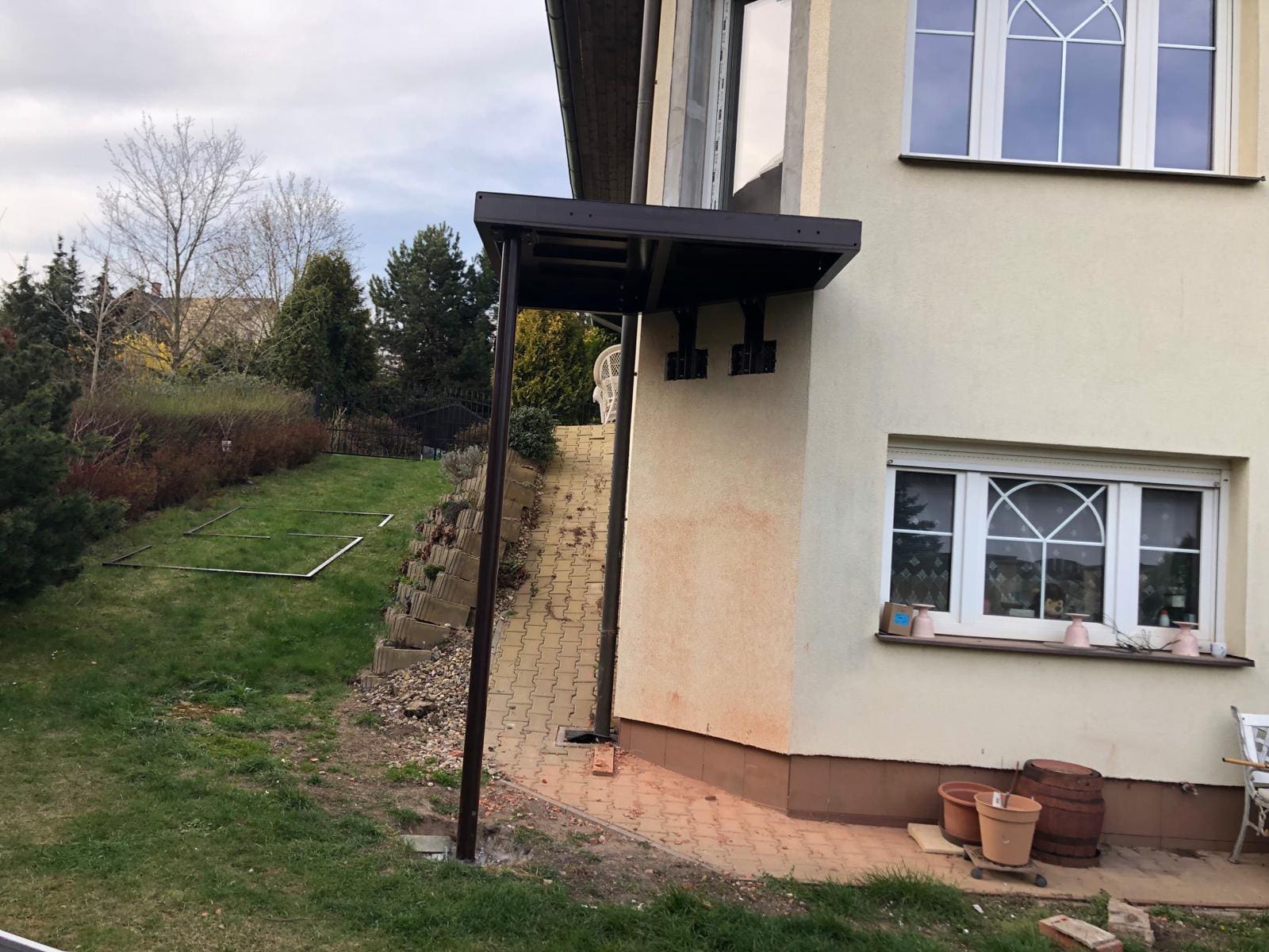 e5501249-0e5e-47e7-9f90-a65839d24c1b Průběh instalace rohového balkonu na dům
