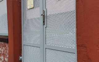 Zakázková kovová vstupní branka a plotové pole s výplní tahokov pro rodinný dům v Ústí nad Labem.