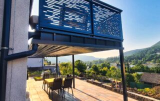 Zakázková samonosná terasa z kovu od KOVKOM s ocelovými sloupy, elegantním perforovaným zábradlím a panoramatickým výhledem na Labe.