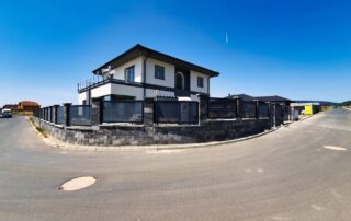 Kompletní moderní oplocení novostavby s kovovým plotem, posuvnou bránou a podezdívkou z betonových bloků.